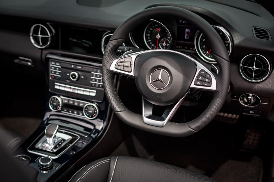 Панель приборов Mercedes-Benz SLC300 AMG Line 2017 года  (MY) (фото 3 из 20)